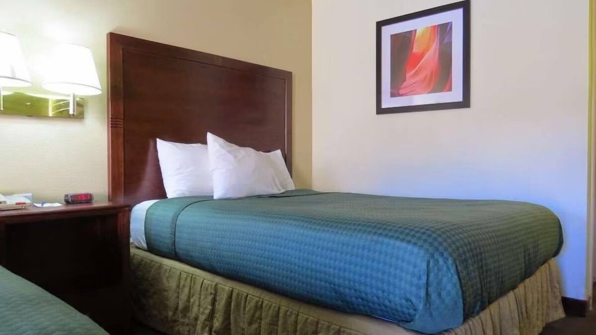 St. George Hotel | Comfortable Couple Stay w/Free Breakfast & Pool A