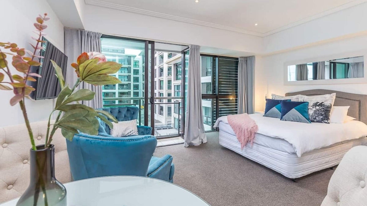 Auckland Central Business District Apartment | Comfortable & Cozy - Newly Furnished 'Quays'