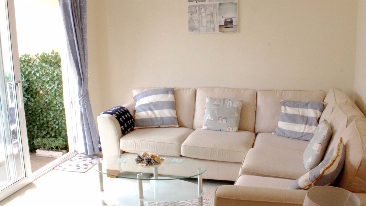 Sidmouth Apartment | Comfortable double-bed Sidmouth apartment, a minute's easy walk to the seafront