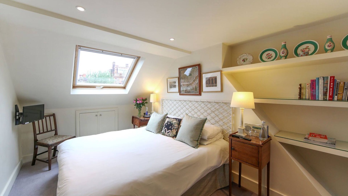 Munster Bed & Breakfast | Comfortable double bedroom with ensuite bathroom, sitting room & roof terrace