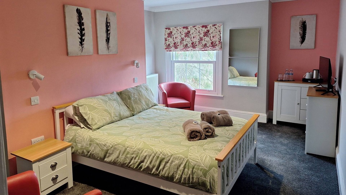 Cranleigh House | Comfortable Double Room with Bath
