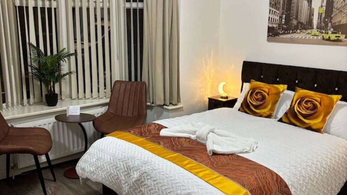 Doncaster House | Comfortable Ensuite Rooms & Ample Street Parking.