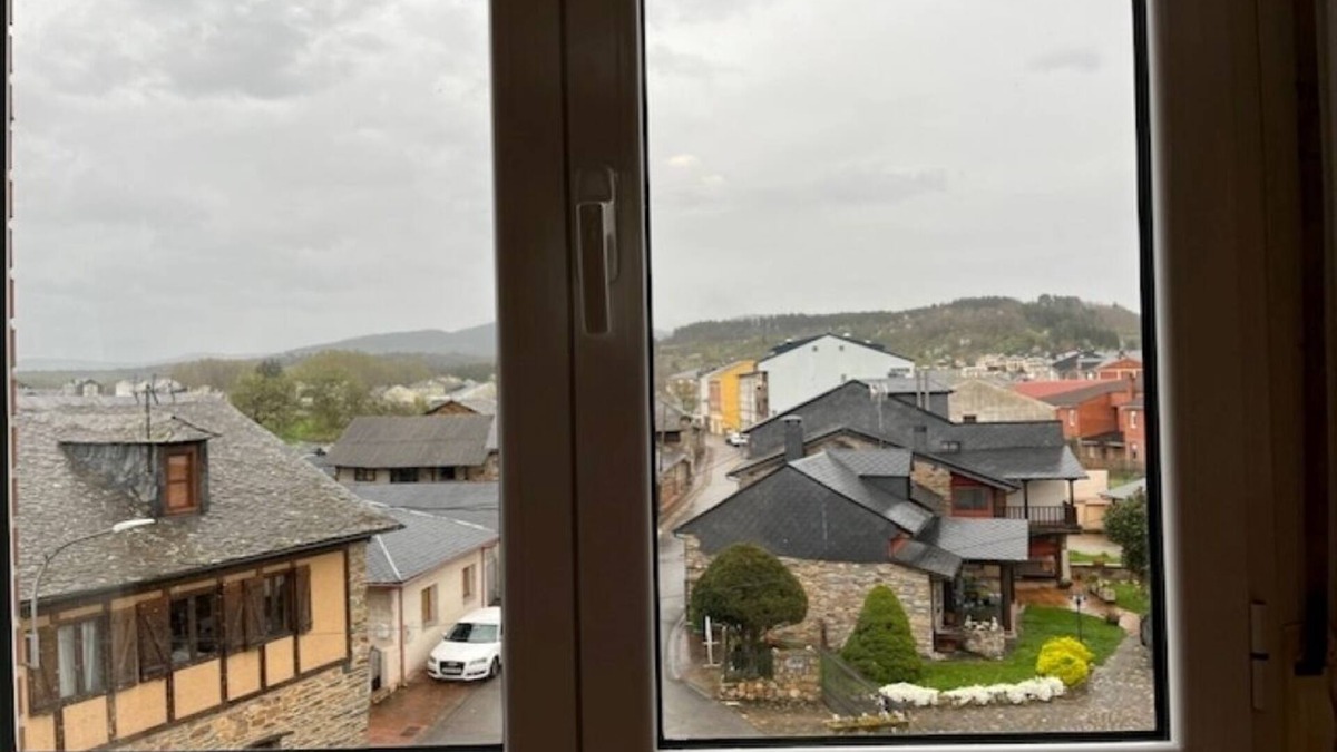 Fontoria Apartment | Comfortable 2bed flat, charming village, river swimming pools, near Ponferrada.