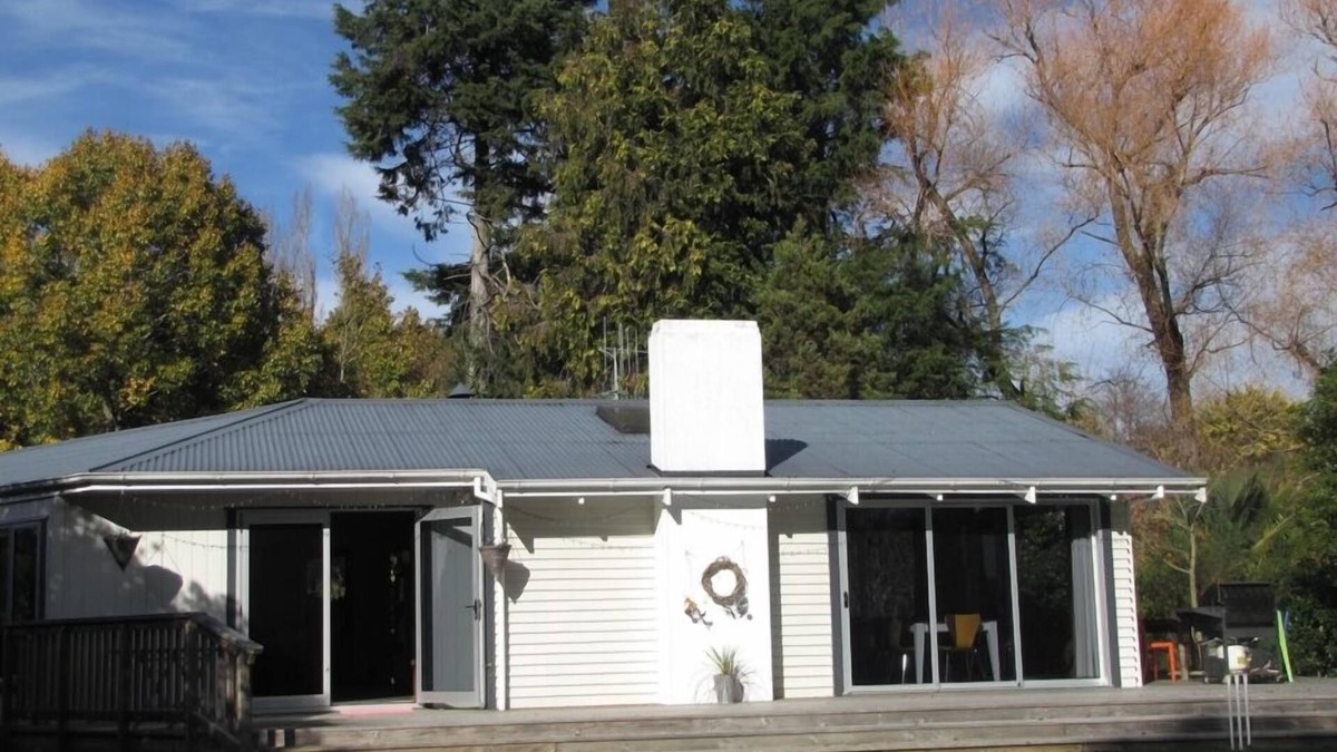 Havelock North House | Comfortable family holiday home with swimming pool close to Village and wineri