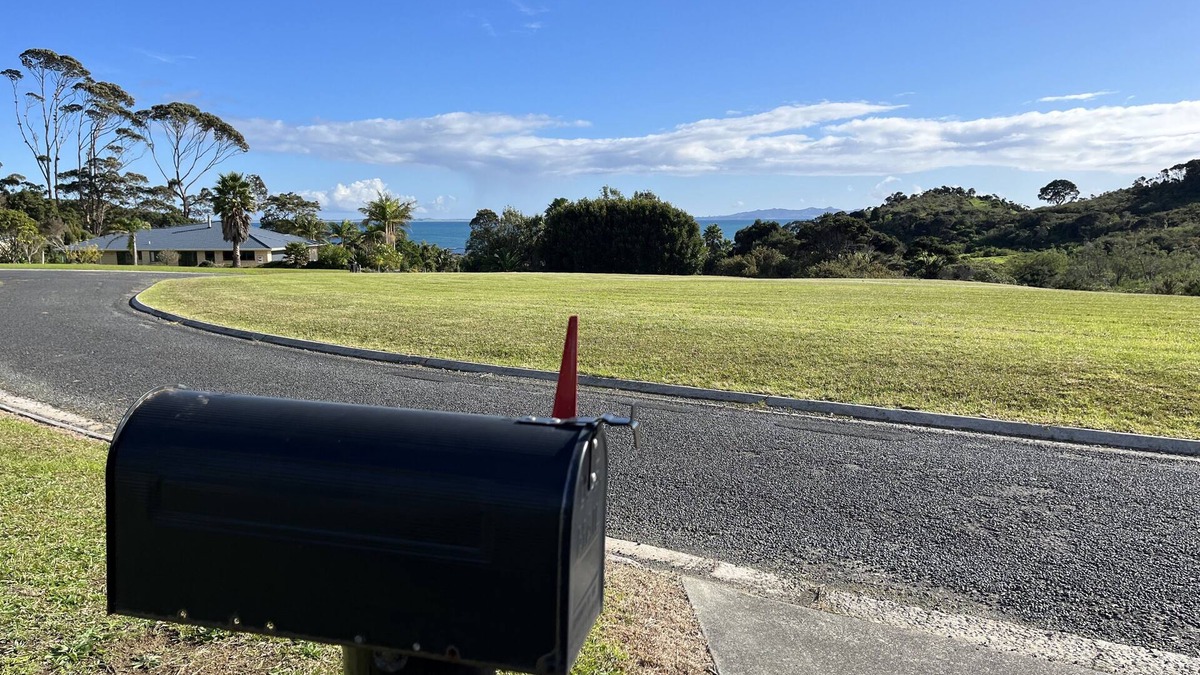 Cable Bay House | Comfortable family bach at Coopers Beach