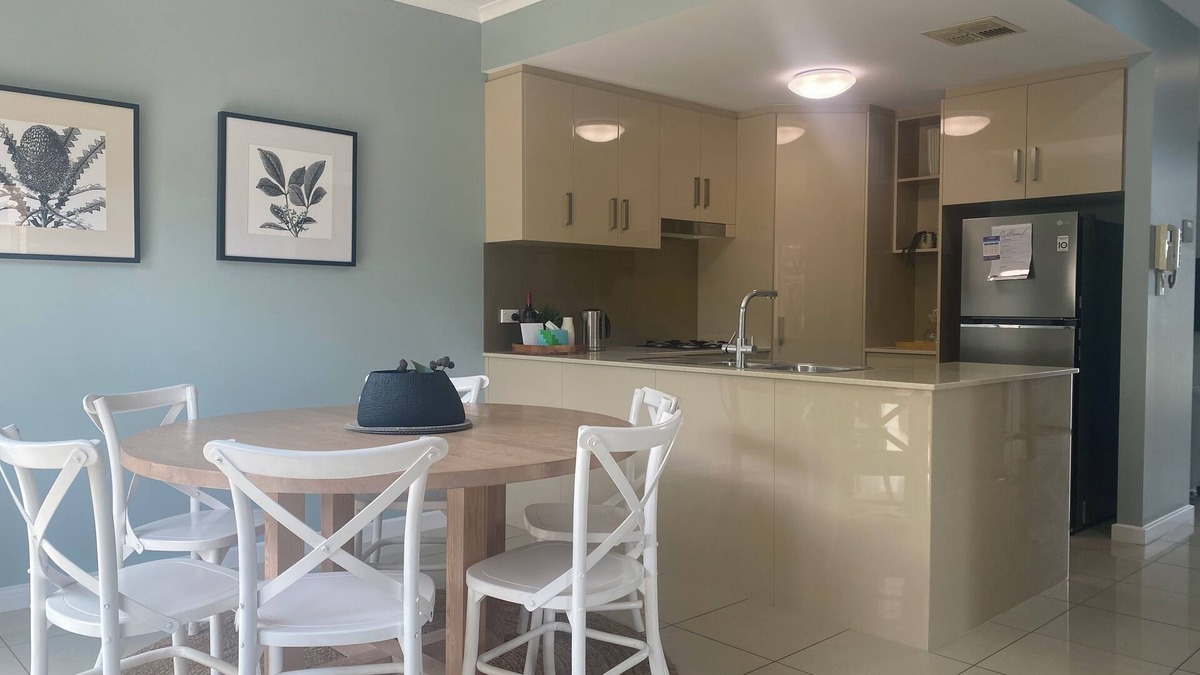 Glenelg East House | Comfortable, family sized, close to tram, explore the Festival City.