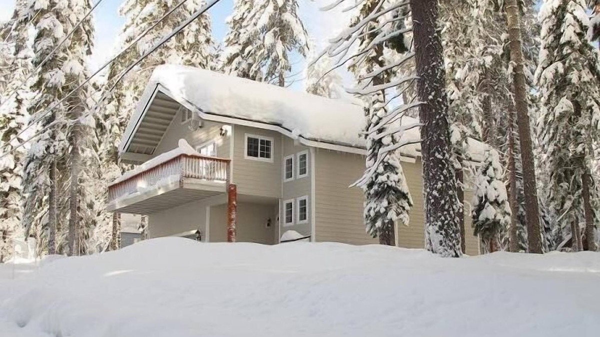 Tahoma Ski Chalet | Comfortable Family Home, Walk to Lake, Beach and Pier
