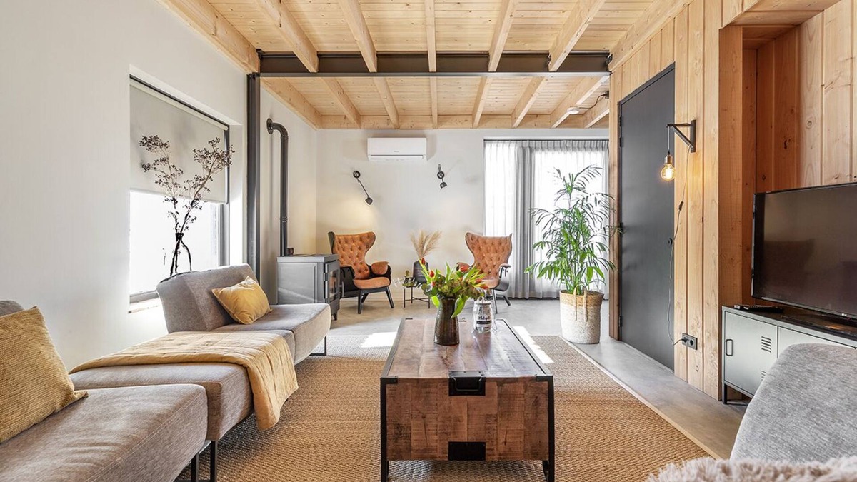 Veessen House | Comfortable farmhouse lodge for 8 people with a living kitchen and a pellet fireplace
