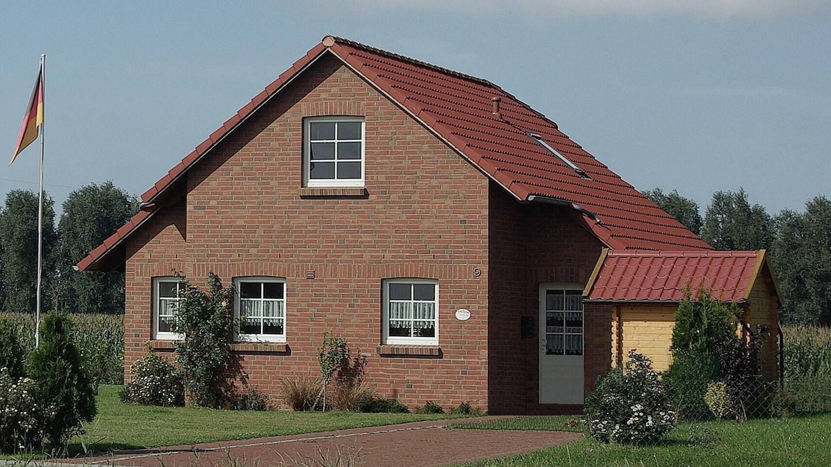 Krummhoern House | Comfortable four-star Friesenhaus with jetty and terrace on the canals