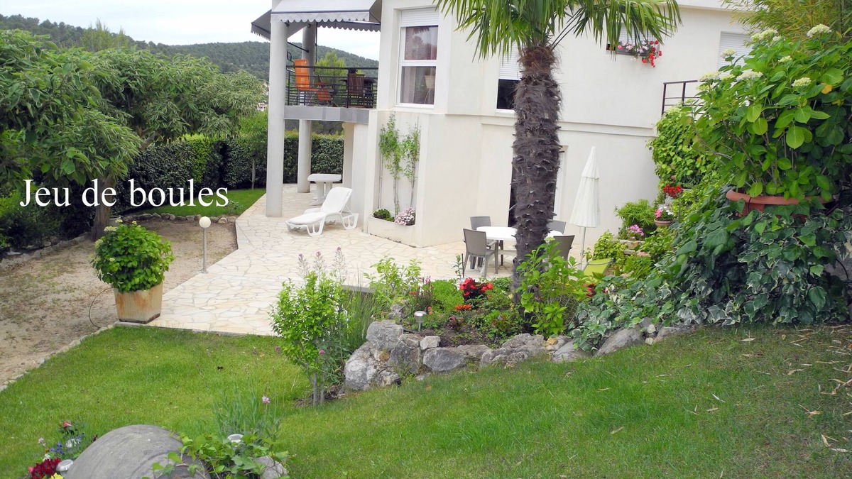 Carnoux-en-Provence Villa | Comfortable garden level in villa