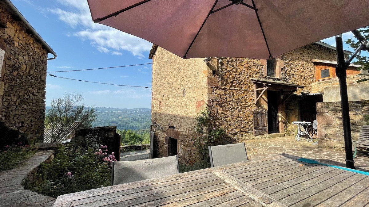 Saint-Laurent-d'Olt Cottage | Comfortable cottage with magnificent views of the Causses