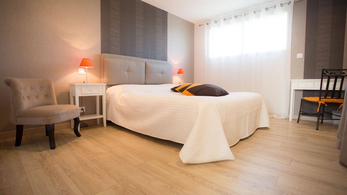 Bruc-sur-Aff Bed & Breakfast | Comfortable guest room "les Bruyères" in the rising sun