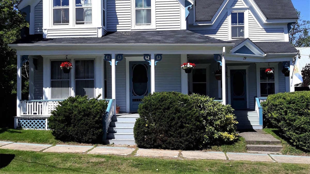 Bridgetown House | Comfortable holiday home of charm, newly furnished, historically located