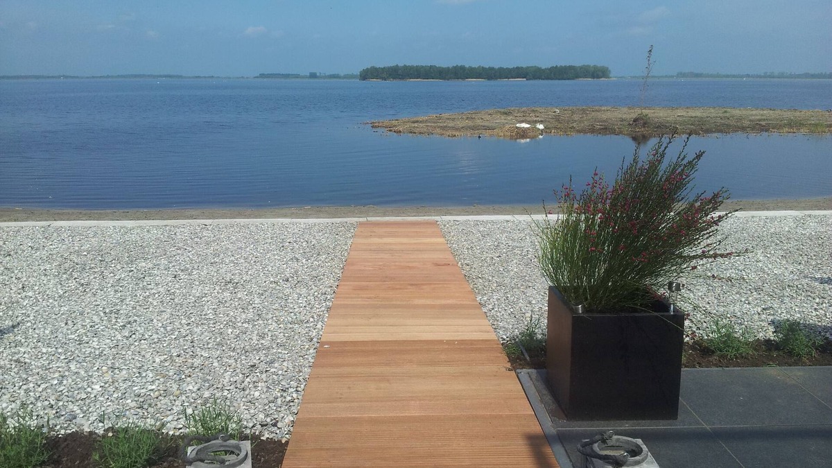 Hulshorst House | Comfortable holiday home directly on the Veluwemeer with beautiful lake view