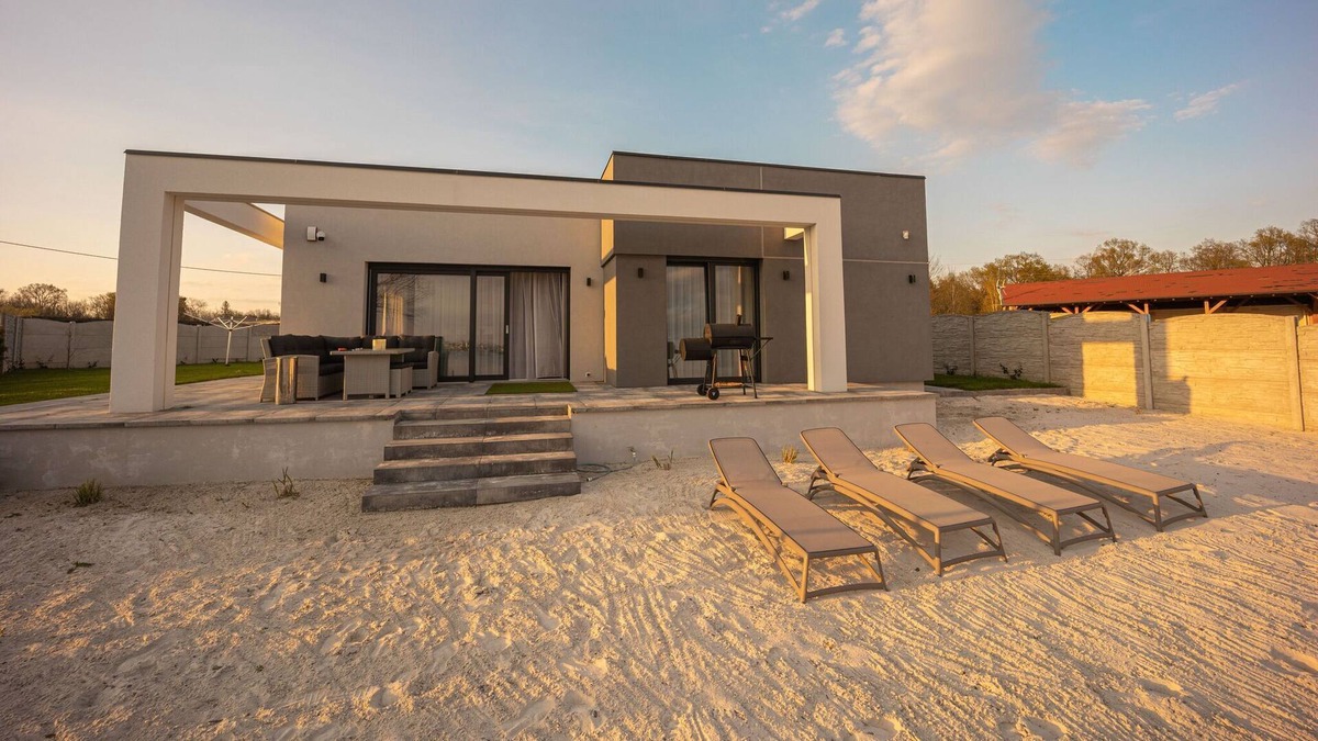 gmina Kunice Villa | Comfortable holiday villa by the lake, sauna, whirlpool, motor boat, Spalona