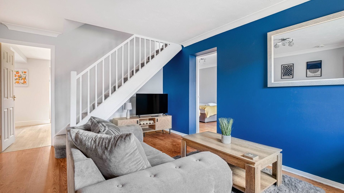Wootton House | Comfortable Home away from Home with FREE Parking