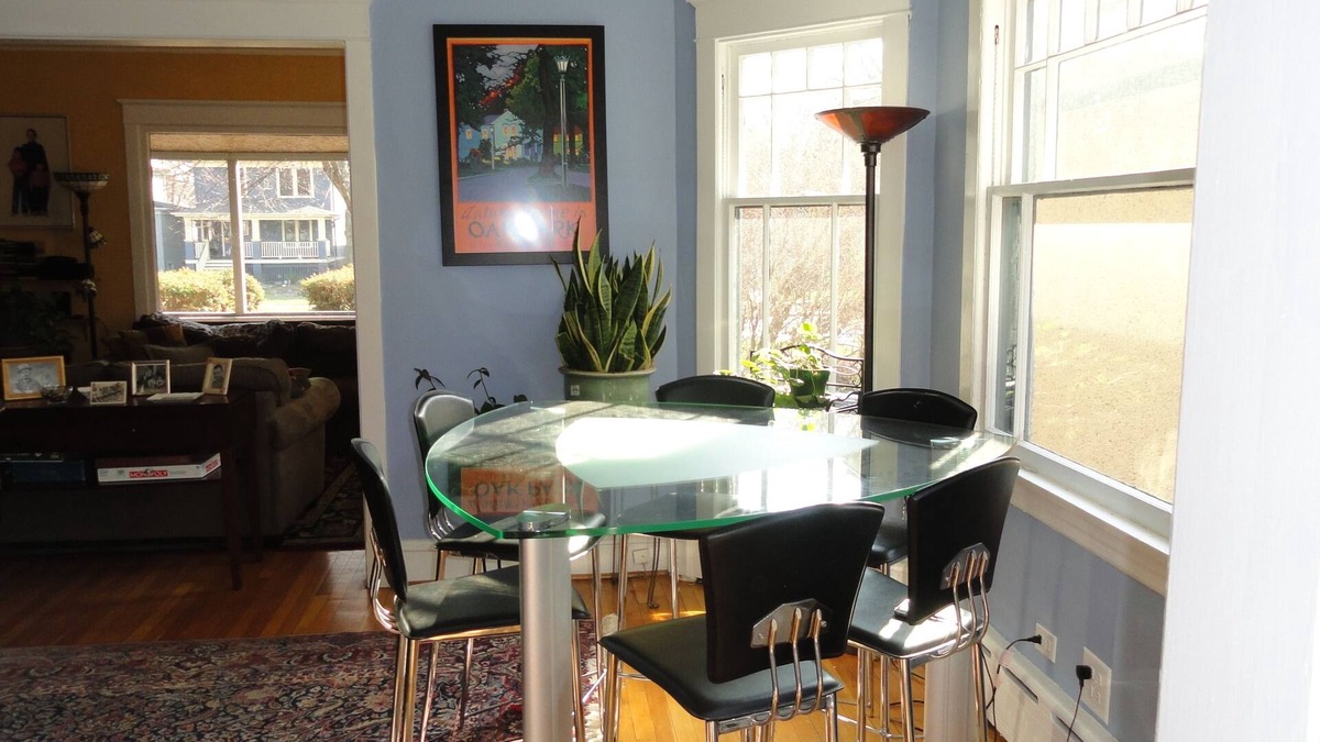 Oak Park Apartment | Comfortable home in historic Oak Park- open For Thanksgiving and Christmas!