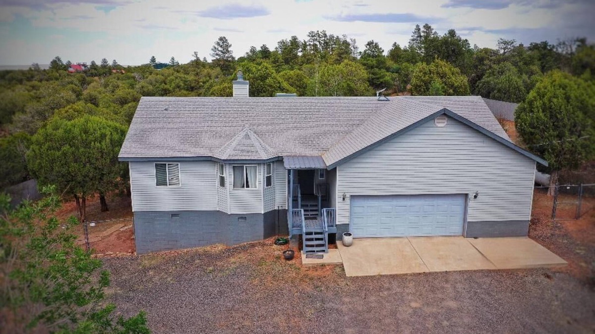 Linden House | Comfortable home in the country just outside of Show Low. Space to park trailer.