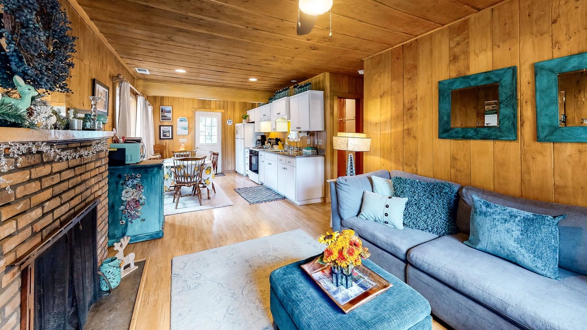 Joseph Cabin | Comfortable Home w/ Gas Fireplace, WiFi & Backyard - Close to Lake Activities