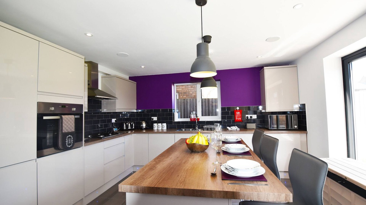 Leicester House | Comfortable home with mod cons in a peaceful area giving you a homely feel.