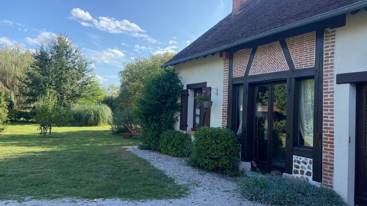 Langon House | Comfortable house with park and swimming pool, ideal for families or just relaxing.