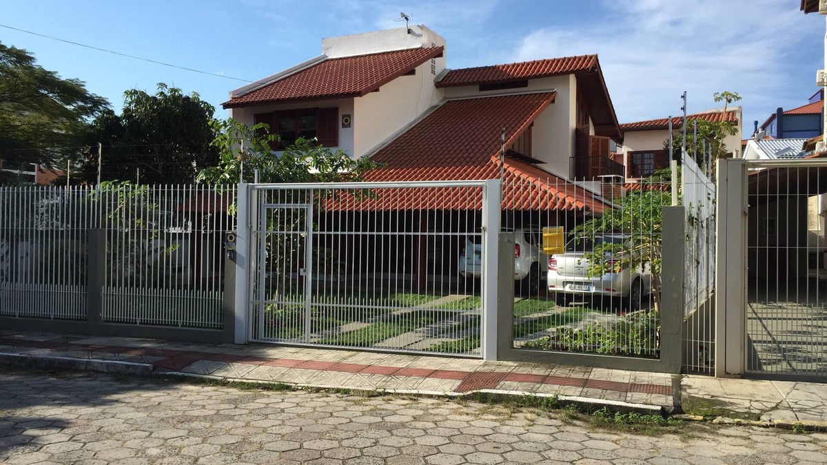 Cachoeira do Bom Jesus House | Comfortable house 80 meters from the beach, safe, easy access, and air conditioning!
