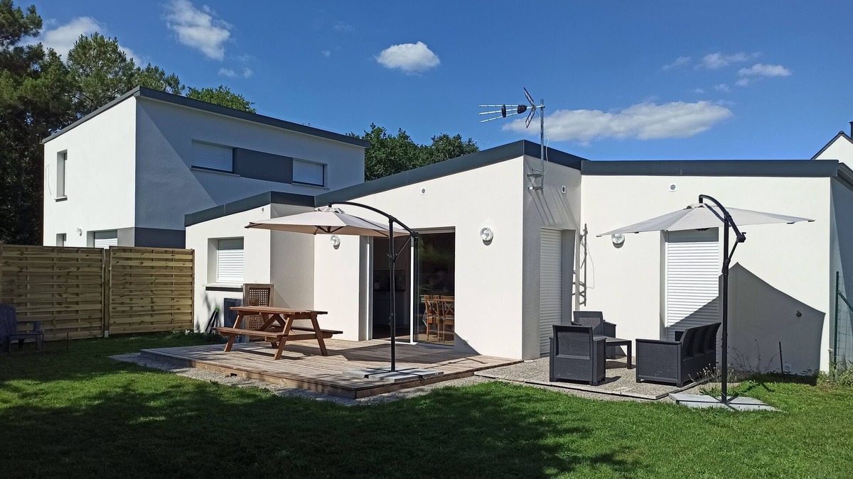Surzur House | comfortable house on the ground floor, terrace, 15 minutes from the beaches, pets allowed