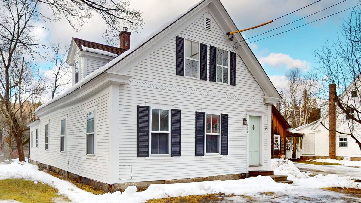 Weston House | Comfortable in-town house, dog-friendly, river view, w/d, TV w/Roku, wifi,