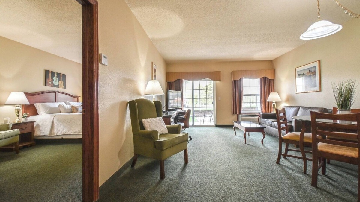 Pembine Hotel | Comfortable Island Room – Perfect for a Relaxing Weekend Getaway