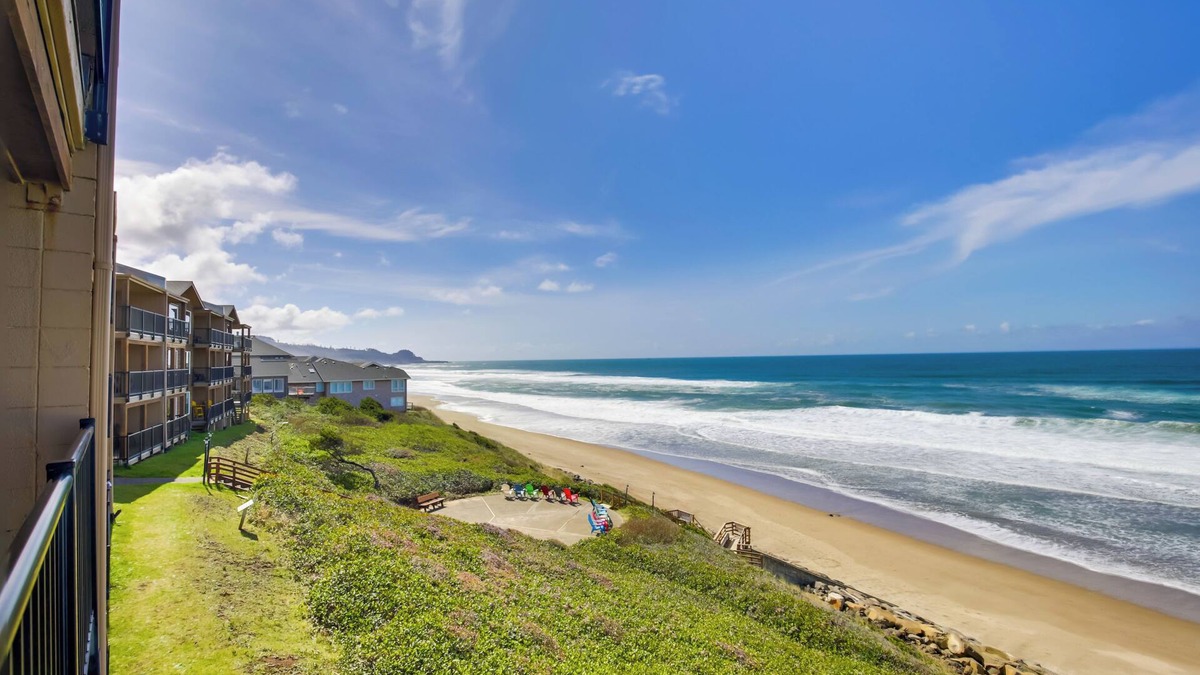 Lincoln Beach Condo | Comfortable Lincoln City Condo w/Patio & Views!