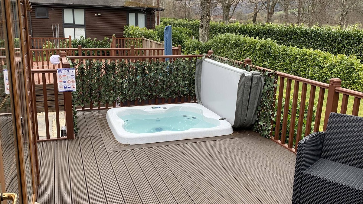Dollar Cabin | Comfortable lodge with hot tub.internet and netflix
