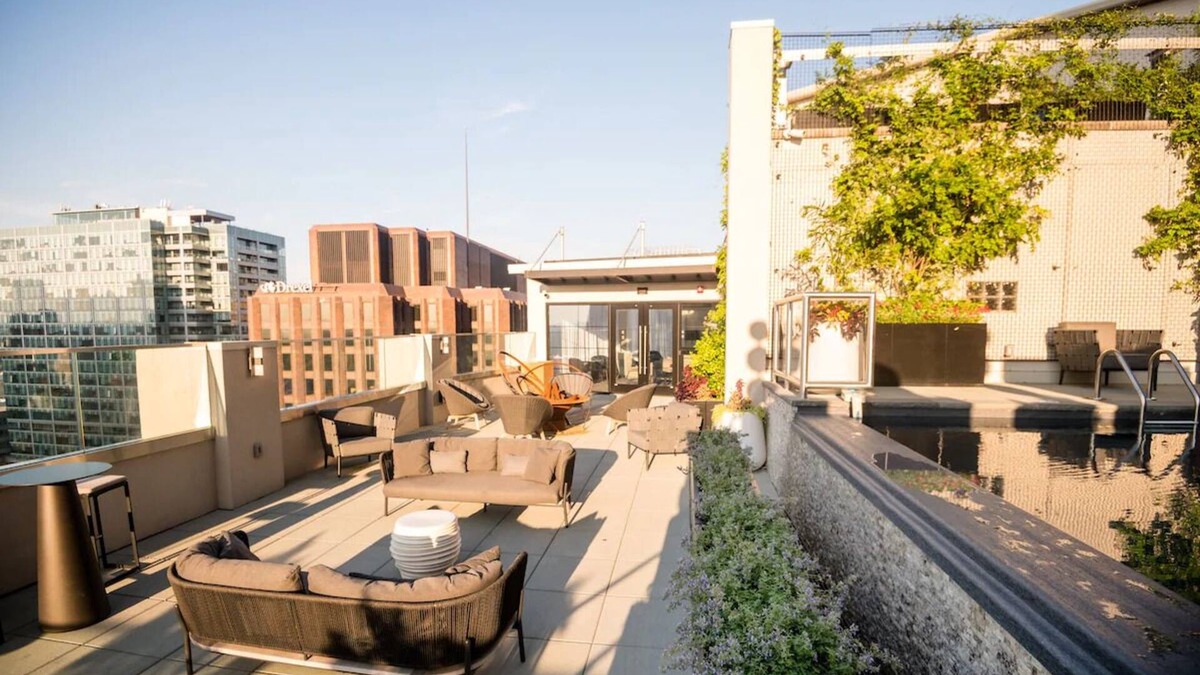 Center City West Hotel | Comfortable Luxurious Suite with Kitchen Near Philadelphia Museum of Art