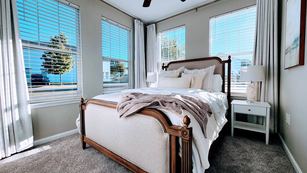 Oxford House | Comfortable Luxury~2 miles from Square! Close to MTrade! Fall Season Open Now!