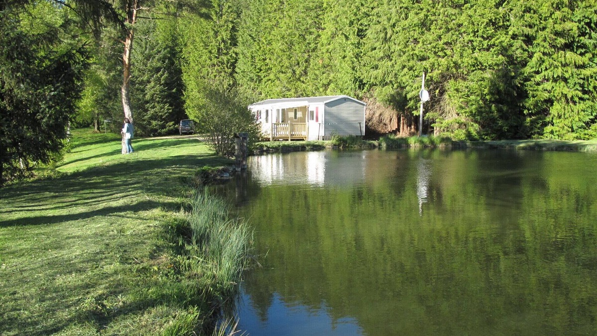 Moux-en-Morvan House | Comfortable mobile home with terrace on the edge of fishing ponds; small boat.