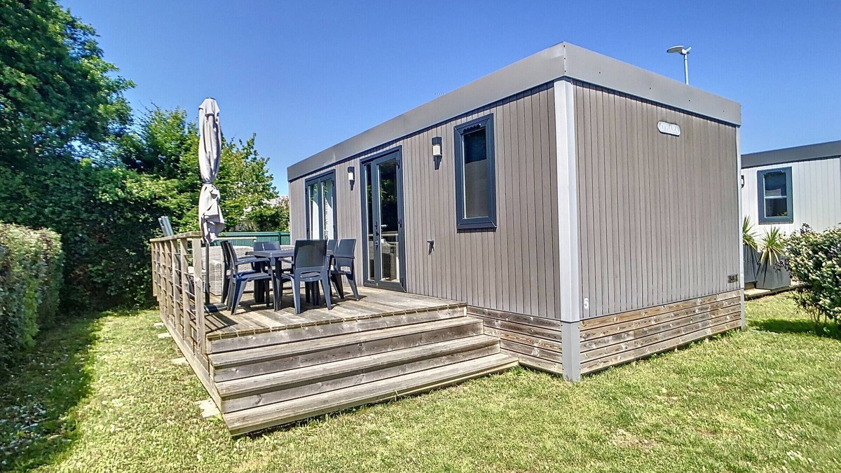Jullouville-les-Pins House | Comfortable Mobile Home, 200m from Beach, 2BR, Pool & Parking Included