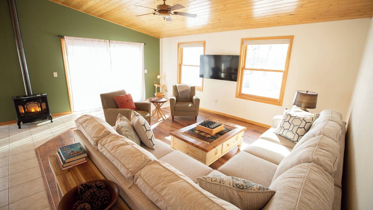 Deer River Cabin | Comfortable, modern, family-friendly cabin on 320-acre lake with many amenities