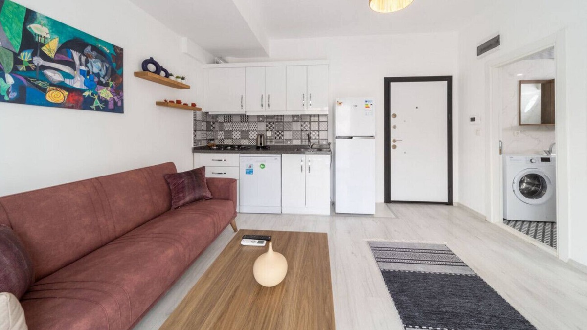 Antalya City Centre Apartment | Comfortable Modern Flat with Balcony in Muratpasa