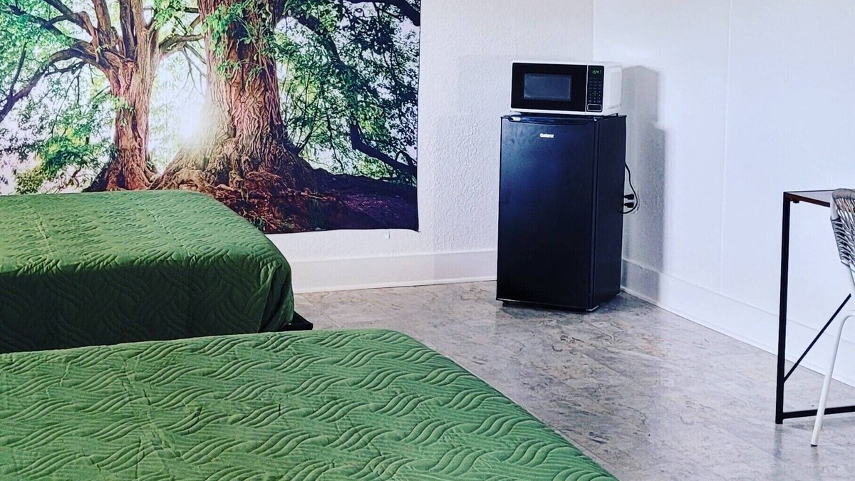 Davis House | Comfortable, modern room with 2 Queen Beds