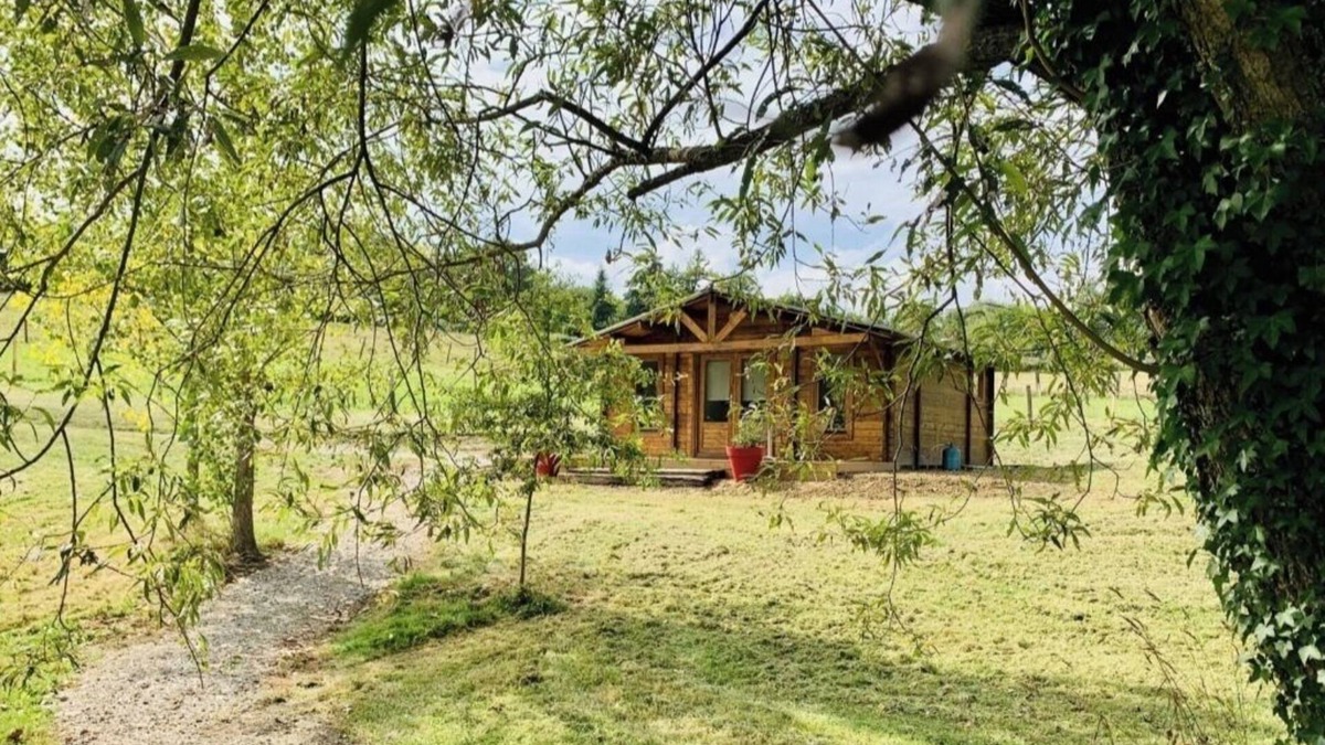 Meilhac Ski Chalet | Comfortable nature cottage, fishing pond, swimming pool and jacuzzi in season