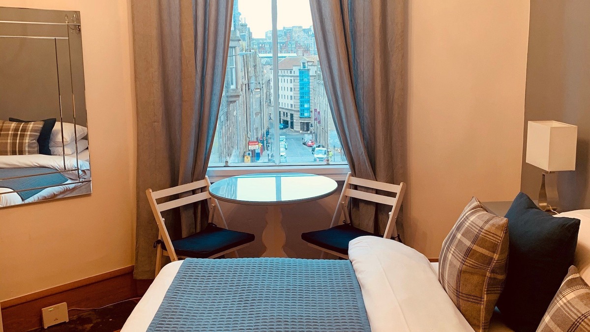 Old Town Apartment | Comfortable one-bed flat situated on a central stretch of Edinburgh's famous 'Royal Mile'.