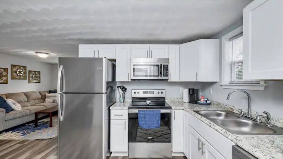 Portsmouth Cottage | Comfortable & Private 2 Bedrm Cottage w/King bed.