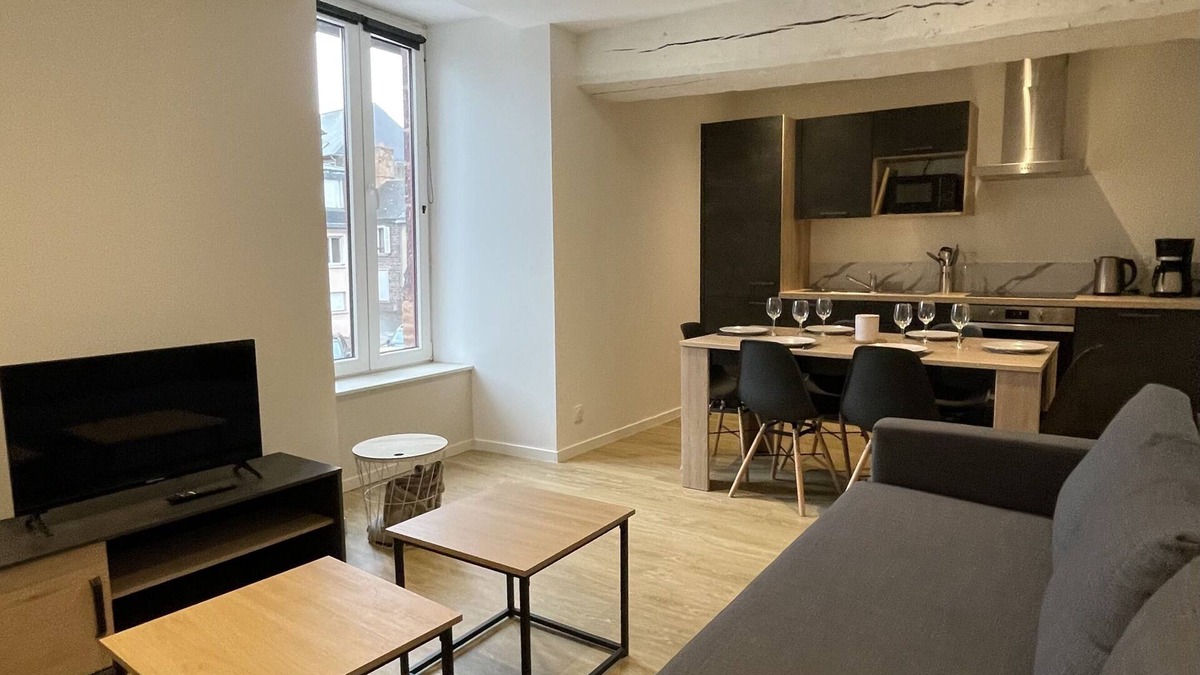 Montfort-sur-Meu Apartment | Comfortable, quiet accommodation in the heart of the city center