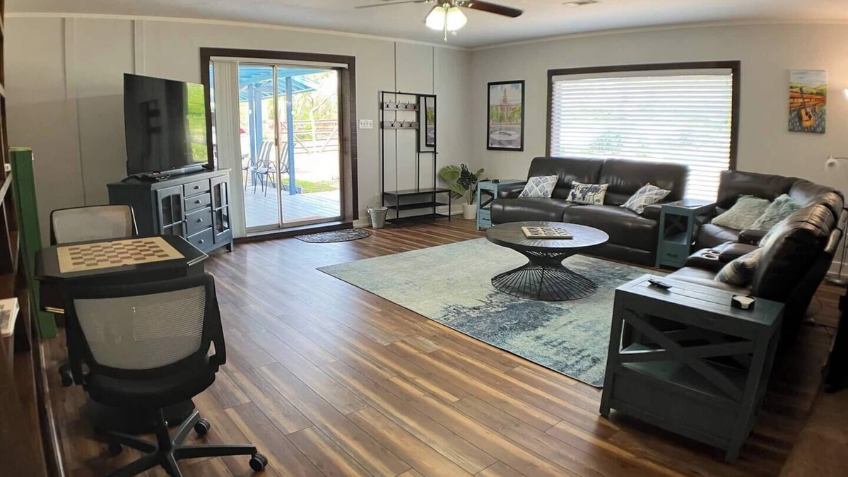 Denton House | Comfortable Quiet Retreat in Convenient Location
