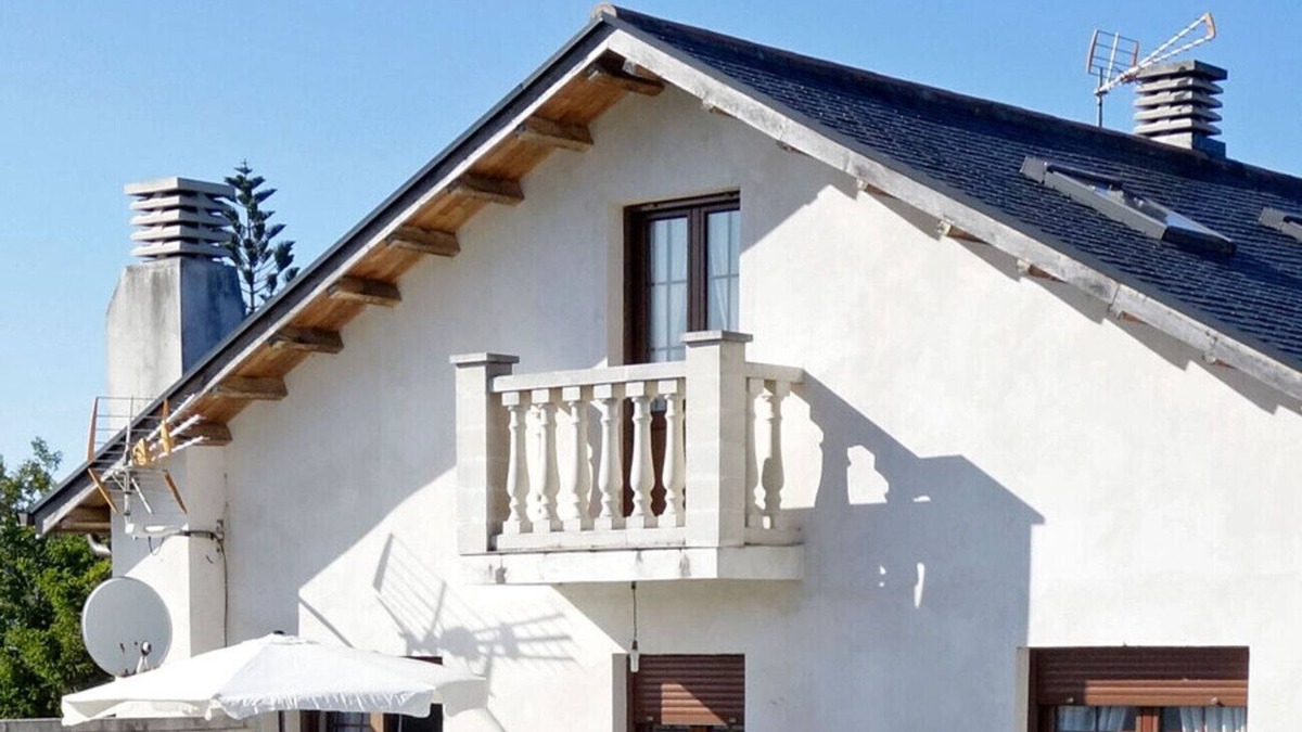Valdes Bed & Breakfast | Comfortable room for 2 pax BBQ garden in coastal town