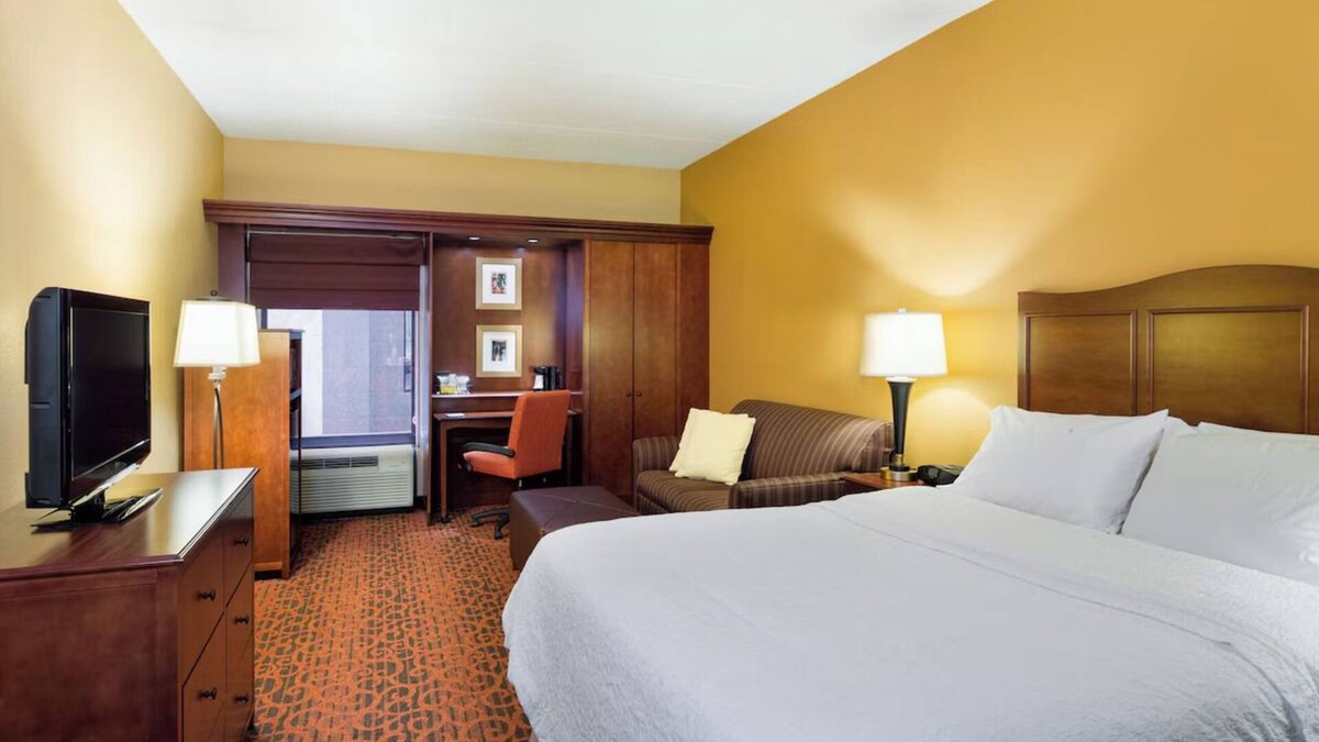 Carlisle Hotel | Comfortable Room Near I-76 with Free Breakfast – Perfect for Leisure and Work