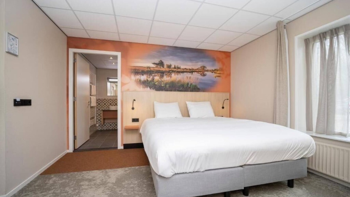 Dwingeloo Hotel | Comfortable Room – Perfect for Family Getaway in Dwingeloo! Free Parking!