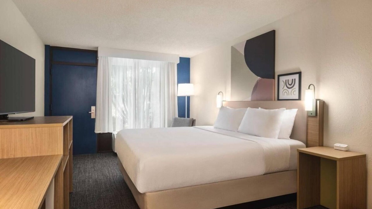 Gulf Gate Estates Hotel | Comfortable Room w/Free Breakfast, Pool & Pet-Friendly Near Beaches