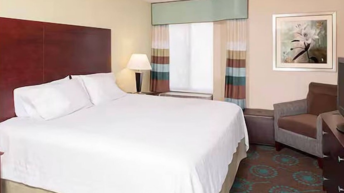 South Bend Hotel | Comfortable Room w/Sofa Bed & Hot Breakfast Included – Ideal for Families