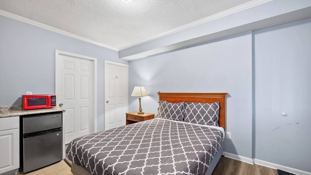 Riverview Apartment | Comfortable Room with Bath in Brownstown