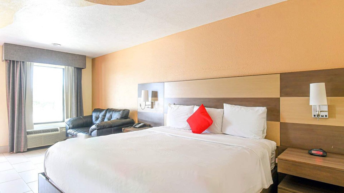 Conroe Hotel | Comfortable Room with All Essentials - Your Relaxing Haven, Free Parking